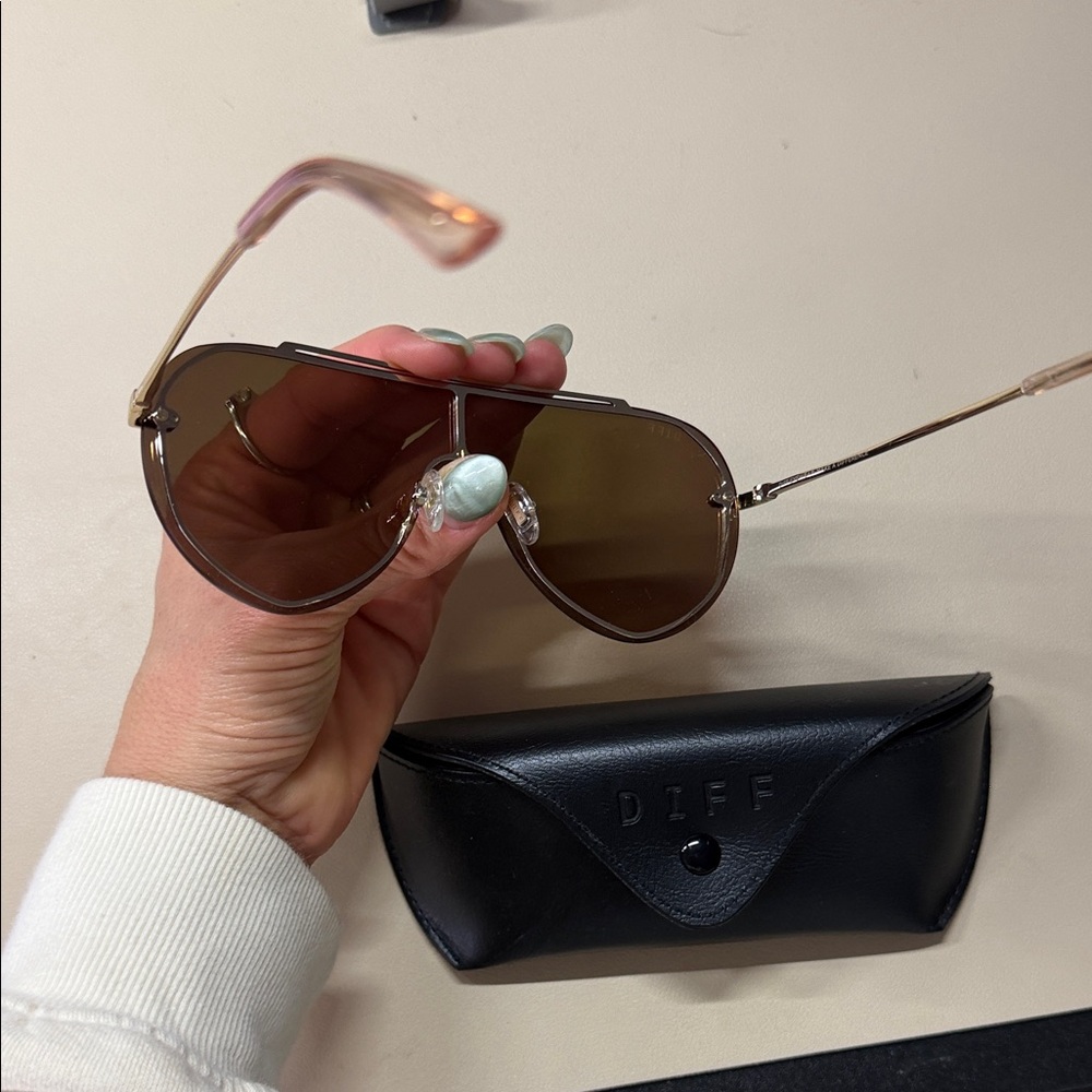 Diff Eyewear Purple Gradient Lens Aviator Sunglasses with Black Case - Picture 3 of 4